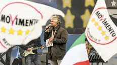 Beppe Grillo fuori dal suo Movimento