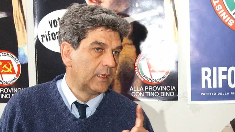 Mirko Lombardi nella sede bresciana di Rifondazione comunista nel 2004 - Foto Eden © www.giornaledibrescia.it