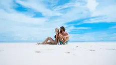 Due giovani su una spiaggia