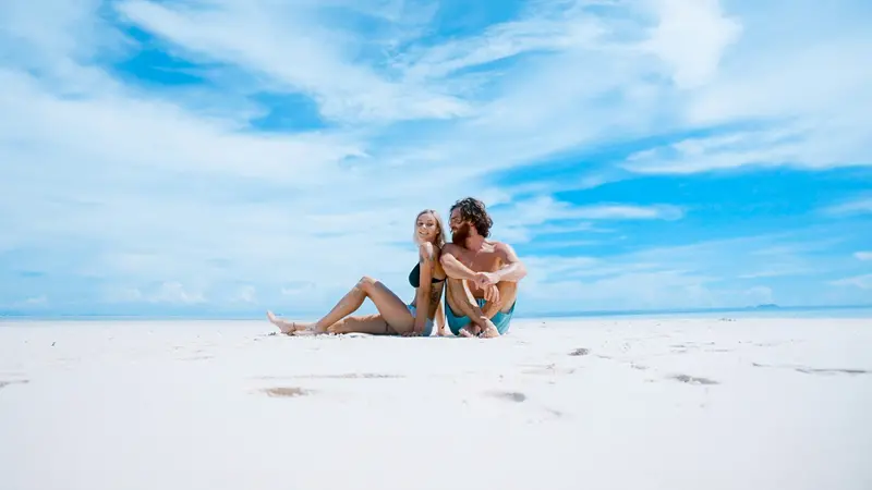 Due giovani su una spiaggia