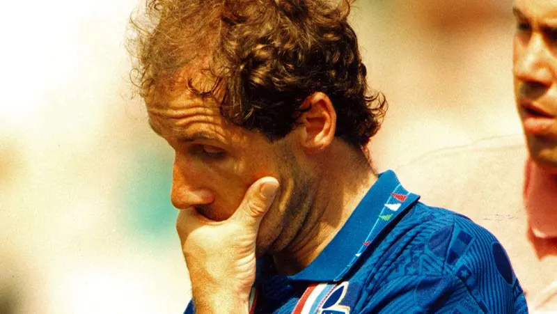 In azzurro, dopo aver fallito il rigore della finale dei Mondiali del '94