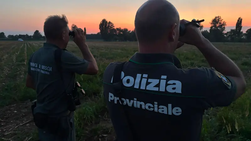 Agenti della Provinciale impegnati nelle ricerche - © www.giornaledibrescia.it