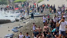 I migranti che hanno raggiunto Ceuta a nuoto - Foto Ansa © www.giornaledibrescia.it