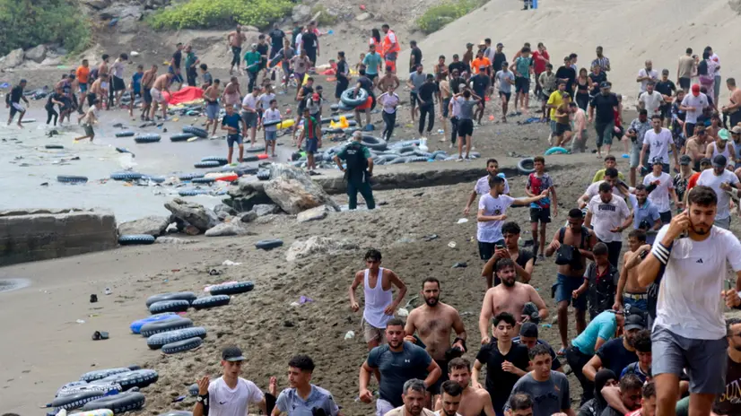 I migranti che hanno raggiunto Ceuta a nuoto - Foto Ansa © www.giornaledibrescia.it