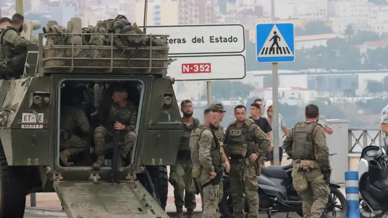 Militari dell'esercito spagnolo schierati al valico di frontiera di Tarajal a Ceuta, in Spagna - Foto Ansa © www.giornaledibrescia.it