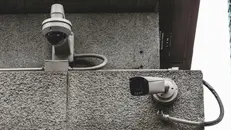Videocamere posizionate sulla facciata di un edificio