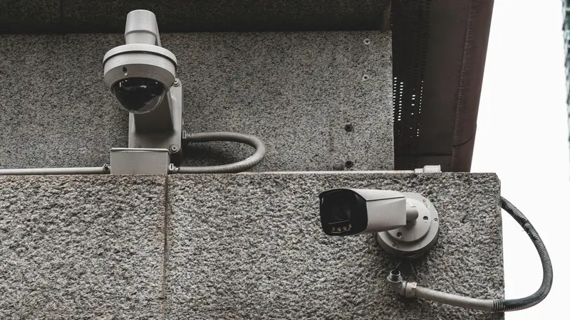 Videocamere posizionate sulla facciata di un edificio