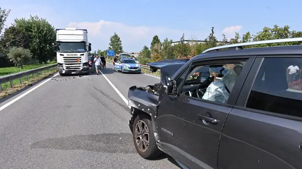 Carpendolo, schianto tra un'auto e un mezzo pesante: un morto