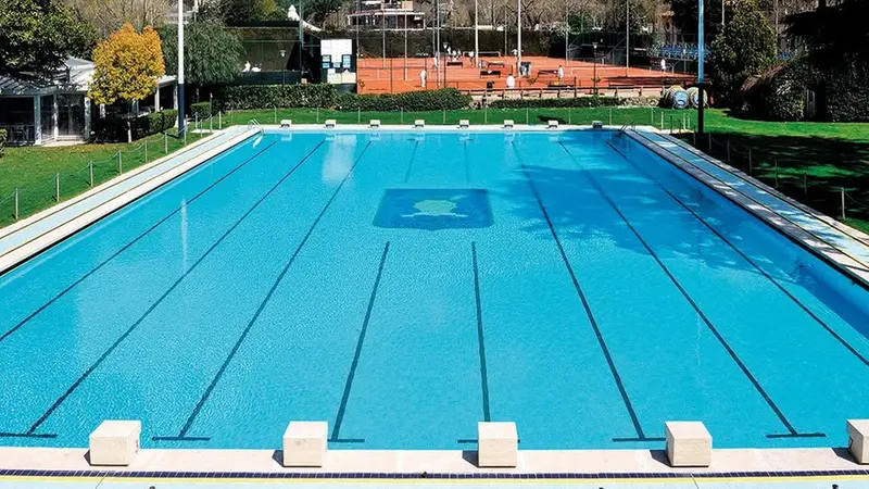 La piscina e i campi da tennis