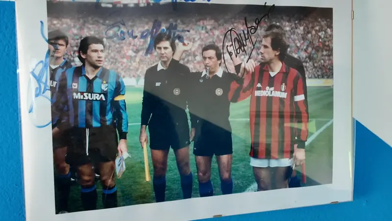 Una delle foto appese ai muri dell'oratorio: Beppe e Franco Baresi in un derby tra Inter e Milan
