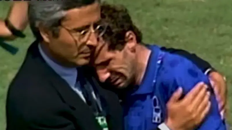L'inconsolabile pianto di Franco Baresi dopo la finale persa a Usa '94 - Foto Ansa © www.giornaledibrescia.it