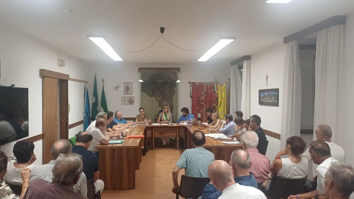 L'aula consiliare piena di cittadini