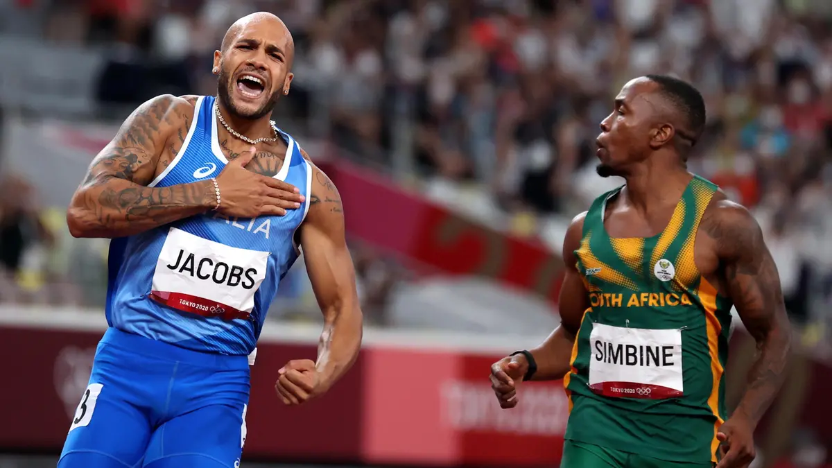 Marcell Jacobs si batte la mano sul petto dopo essersi laureato campione olimpico - Foto Ansa © www.giornaledibrescia.it