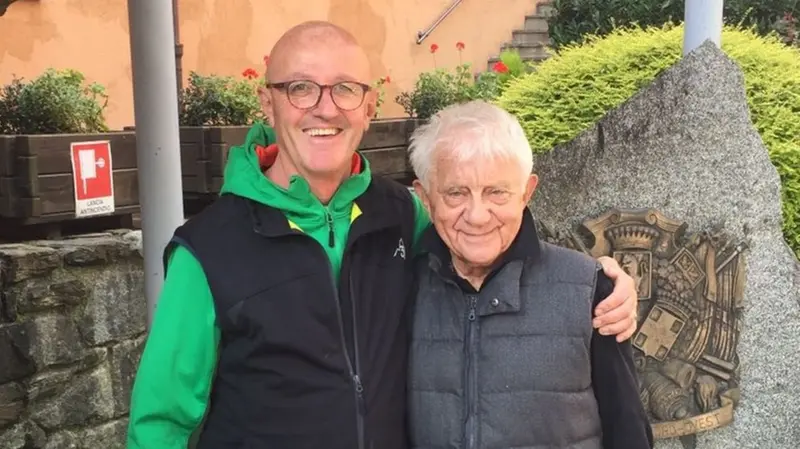 Fortunato Pogna con don Antonio Mazzi nella base di Edolo