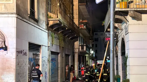 L'incendio in corso Mameli