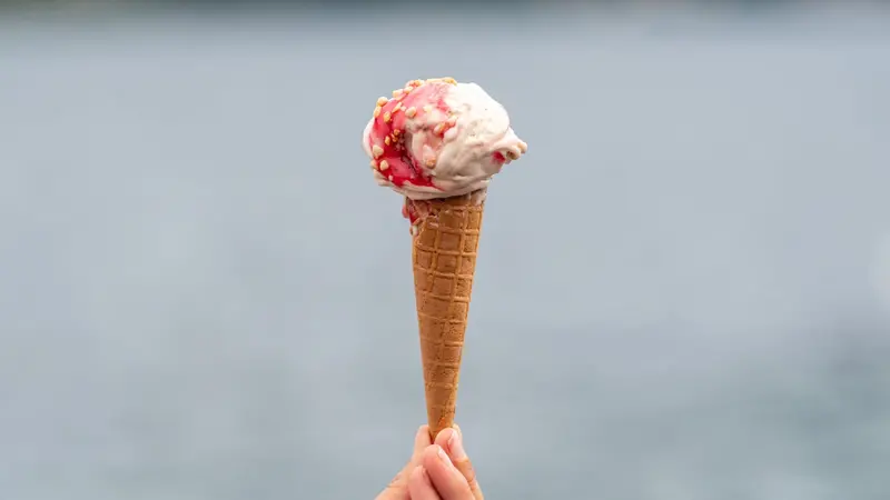 Il gelato alla pesca tabacchiera con mandorla pralinata e salsa al lampone con infuso alla rosa di Mologni Gelato