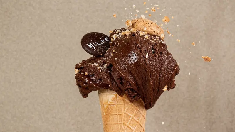 Il gelato al budino piemontese a base di cioccolato e amaretti, preparato utilizzando l’amaretto di Mombaruzzo