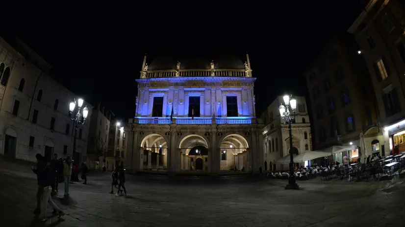 Palazzo Loggia illuminato di blu