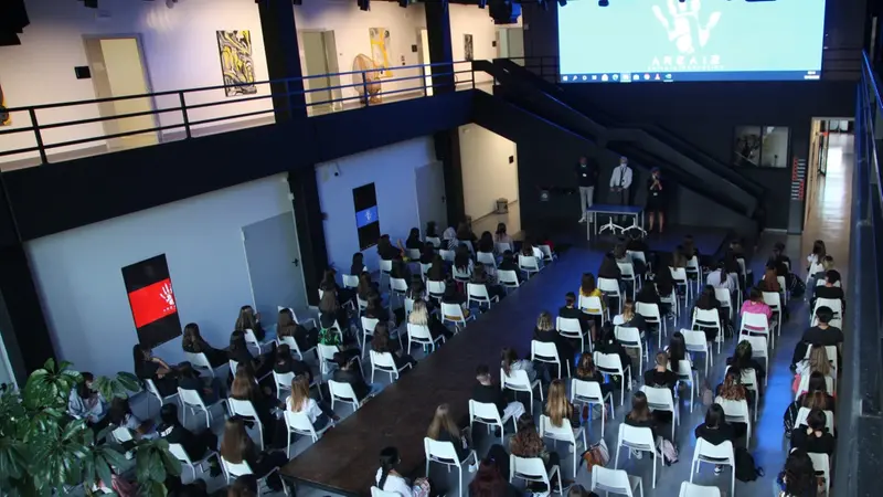 La grande e modernissima sala eventi della Ok School