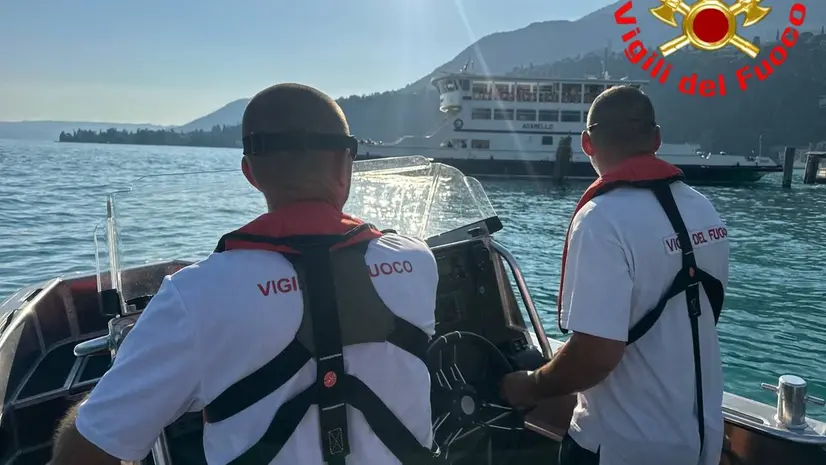 Soccorsi in acqua da parte dei Vigili del fuoco sul lago di Garda
