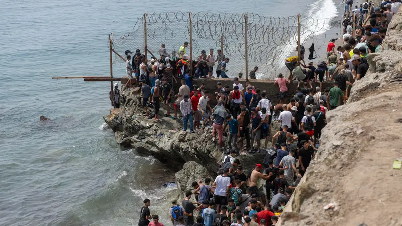 Alcuni migranti giunti a Ceuta