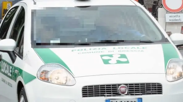 L'ex agente utilizzava l'auto di servizio © www.giornaledibrescia.it