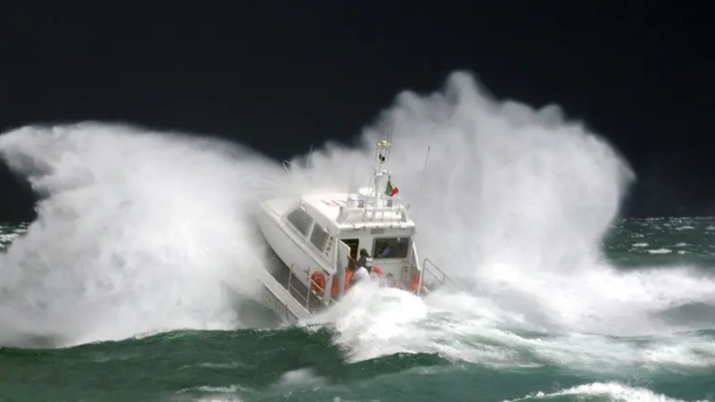 Guardia costiera e Vigili del fuoco hanno recuperato 21 persone nella notte