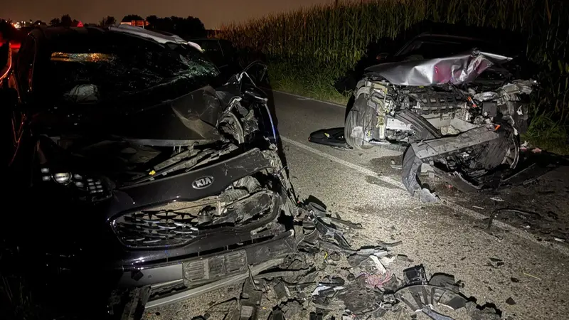 Le auto distrutte dopo l'incidente a Casalbuttano, nel Cremonese