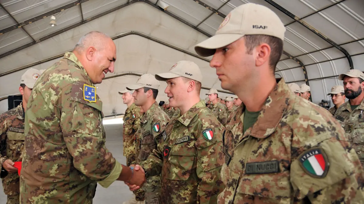 Il ministro della Difesa Crosetto con alcuni militari italiani - Foto Ansa © www.giornaledibrescia.it