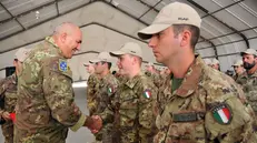 Il ministro della Difesa Crosetto con alcuni militari italiani - Foto Ansa © www.giornaledibrescia.it