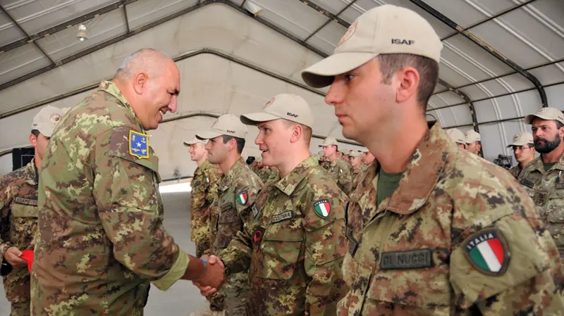 Il ministro della Difesa Crosetto con alcuni militari italiani - Foto Ansa © www.giornaledibrescia.it