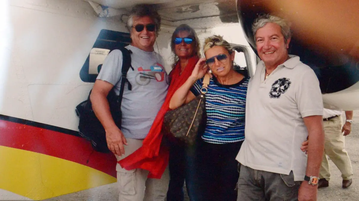 Guido Foresti, Elda Scalvenzi con Vittorio Missoni e Maurizia Castiglioni in una fotografia scattata prima di salire sull'aereo