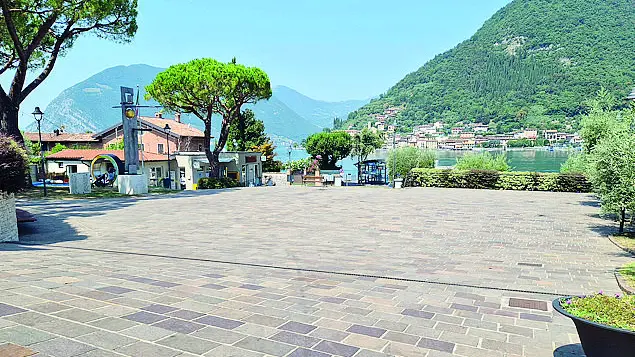 Sulzano è la porta d'accesso a Montisola e ha bisogno di parcheggi - © www.giornaledibrescia.it