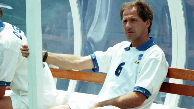 Franco Baresi osserva in silenzio i compagni durante i Mondiali negli Usa del 1994 - Foto Ansa © www.giornaledibrescia.it