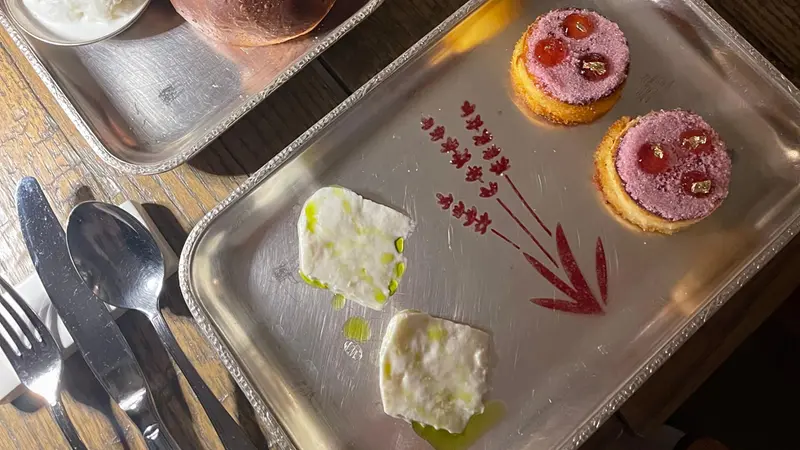 Tra i dolci la frittura di latte servita con formaggio fresco primo sale