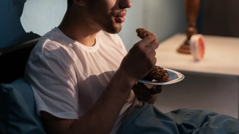 Quando dormiamo poco cambiano fame, sazietà e voglia di snack