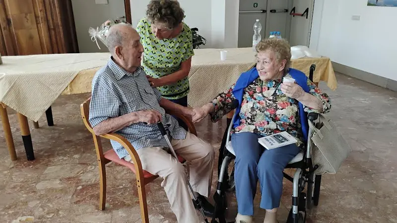 Dopo 81 anni l'abbraccio tra Agnese Amighetti e Attilio Picinelli (198 anni in due)