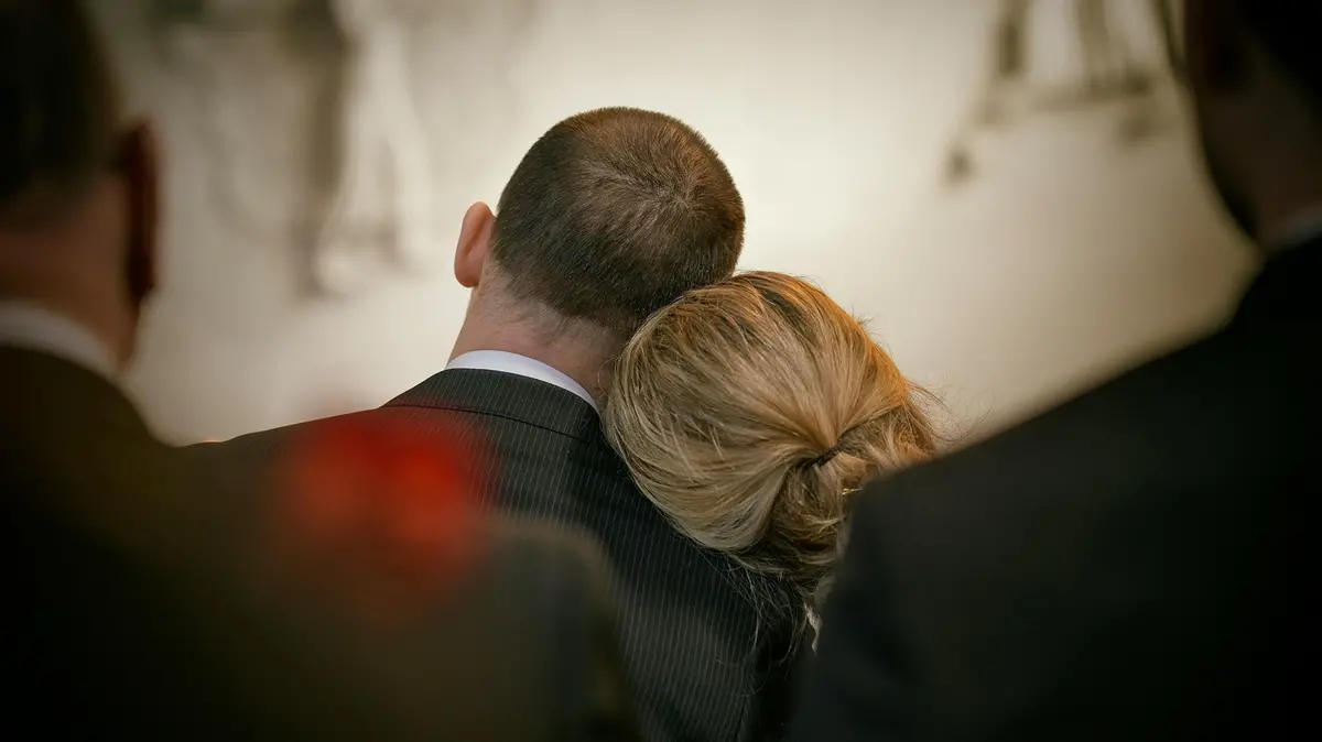 Due persone durante un funerale