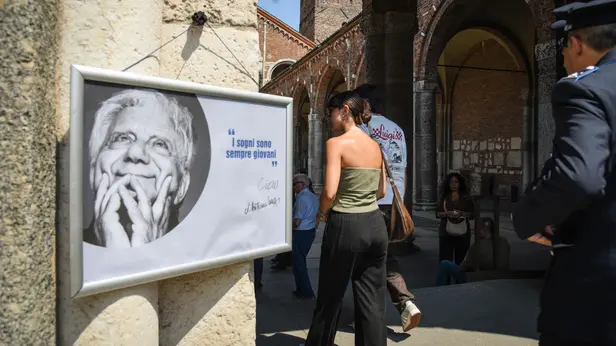Una foto di don Antonio Mazzi fuori dalla basilica di Sant'Ambrogio a Milano - Foto Ansa © www.giornaledibrescia.it