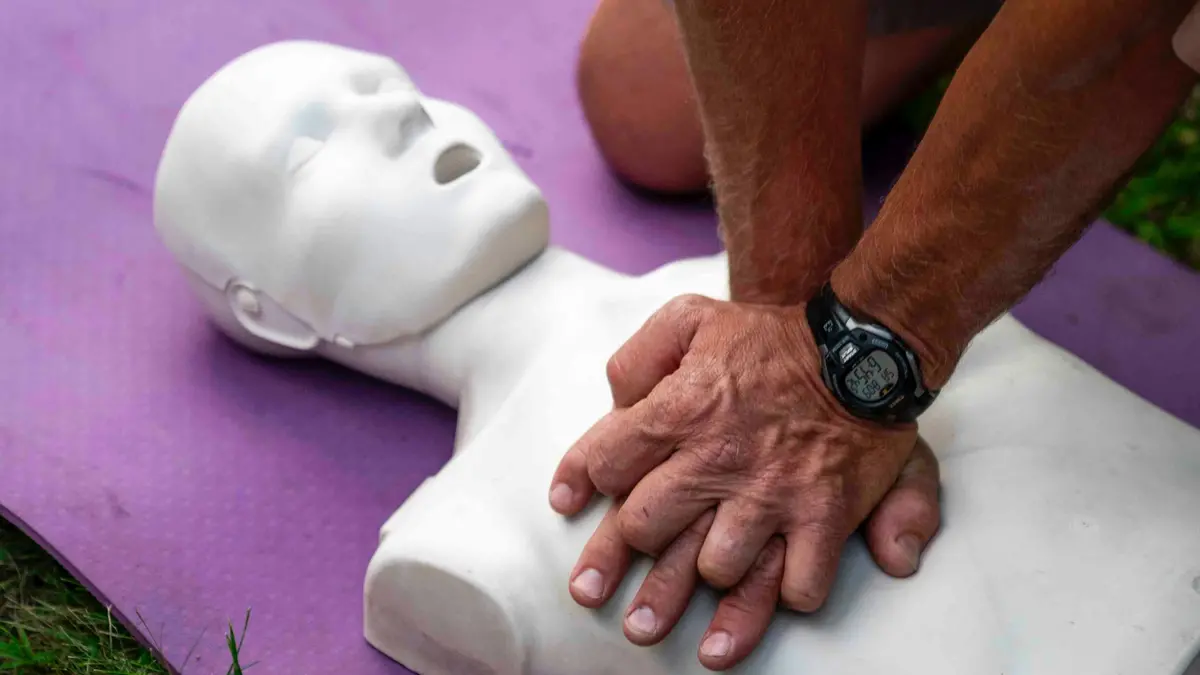 Un massaggio cardiaco praticato su un manichino per esercitazione