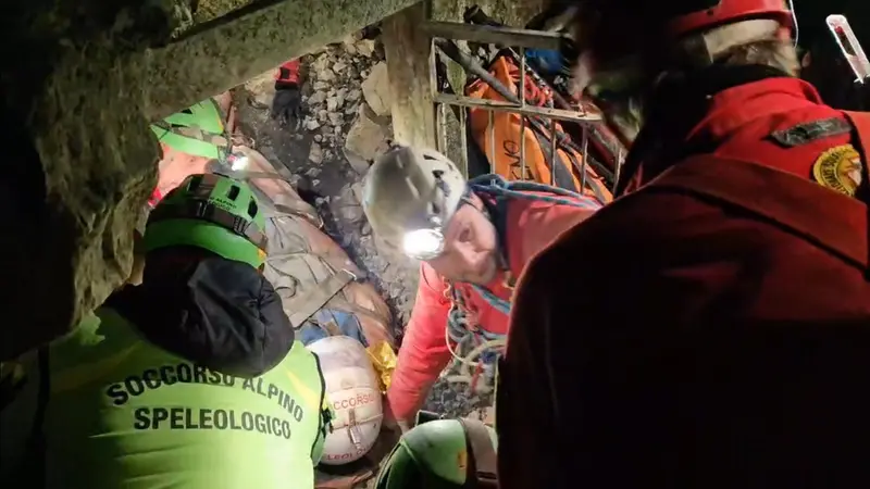La grotta è uno degli ambienti in cui non arriva l'elisoccorso
