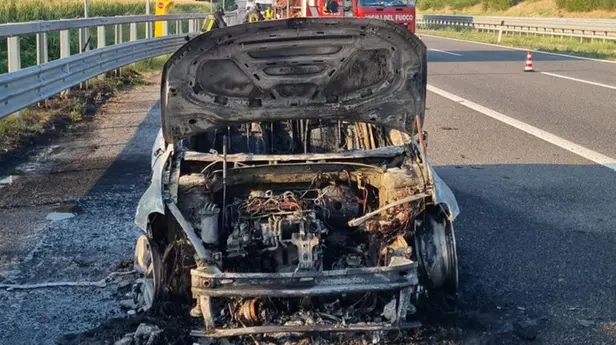 L'auto incendiatasi in A21