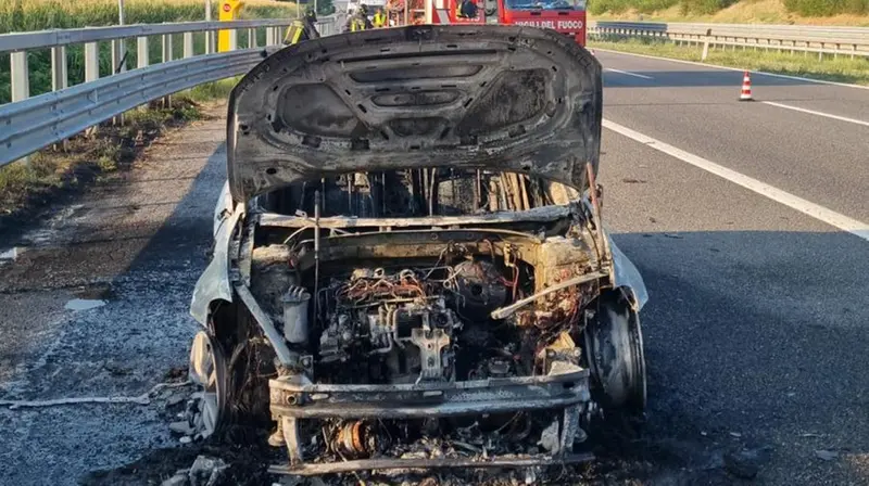 L'auto incendiatasi in A21