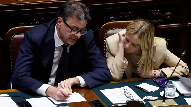 La premier Meloni con il ministro dell'Economia Giorgetti - Foto Ansa © www.giornaledibrescia.it