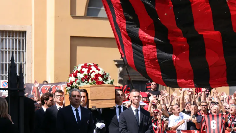 Il feretro di Franco Baresi arriva alla chiesa si Sant Ambrogio per la cerimonia funebre. Milano 4 Agosto 2026 ANSA / MATTEO BAZZI