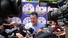 Salvini con la stampa ad un gazebo del partito - Foto Ansa © www.giornaledibrescia.it