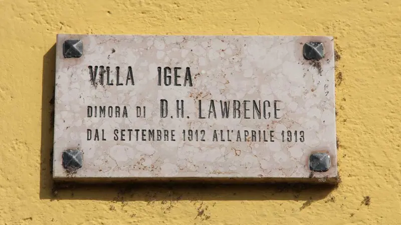 La targa dedicata a D. H. Lawrence a Villa Igea