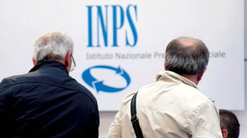 Persone a uno sportello dell'Inps