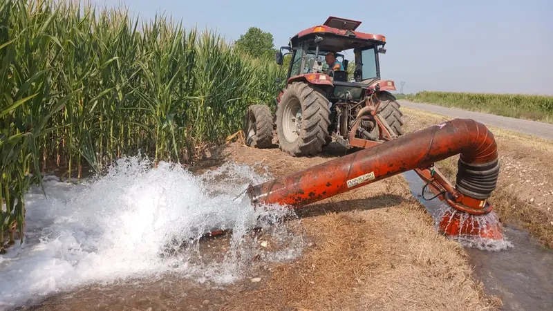 Con la turbina l’acqua viene presa dal fosso e buttata nel campo