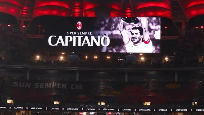 L'immagine di Franco Baresi sullo schermo nel minuto di raccoglimento prima di Milan-Inter - Foto Instragram Ac Milan - © www.giornaledibrescia.it